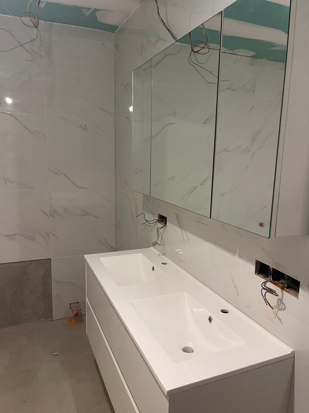 Badkamer renovatie dubbele wastafel marmer look tegels - loodgieter Sint-Niklaas