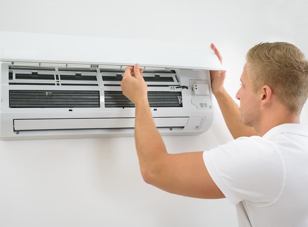 Technicus installeert een split-airco binnenunit aan de muur